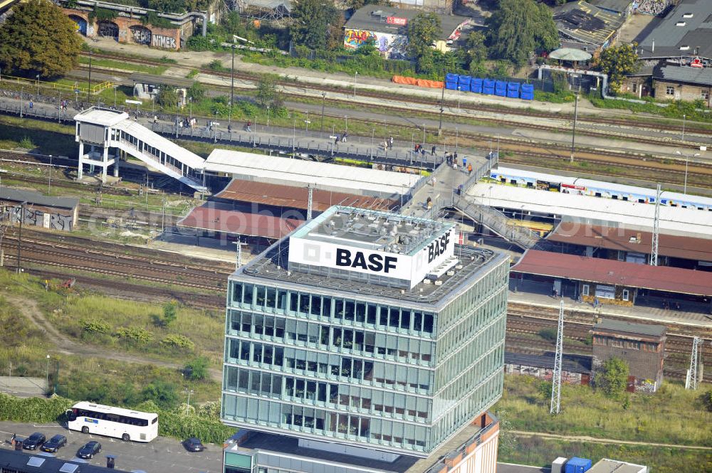 Aerial photograph Berlin - Friedrichshain - Blick auf die Oberbaumcity in Berlin-Friedrichshain. Auf dem Gelände der ehemligen Narva-Leuchtmittelfabrik befinden sich heute Wohn- und Geschäftsräume. Der Narva-Turm ist das älteste Berliner Hochhaus und wurde zwischen 1907 und 1912 errichtet. Eine Immobilie der HVB Immobilien AG. View to the Oberbaumcity in Berlin-Friedrichshain, at the former area of the Narva-illuminant company.