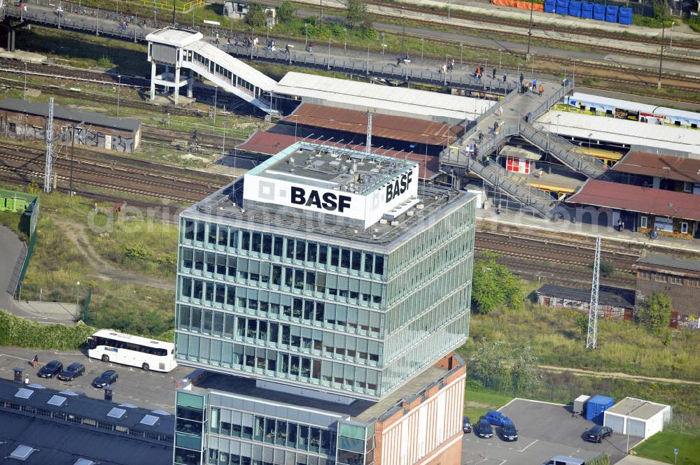 Berlin - Friedrichshain from above - Blick auf die Oberbaumcity in Berlin-Friedrichshain. Auf dem Gelände der ehemligen Narva-Leuchtmittelfabrik befinden sich heute Wohn- und Geschäftsräume. Der Narva-Turm ist das älteste Berliner Hochhaus und wurde zwischen 1907 und 1912 errichtet. Eine Immobilie der HVB Immobilien AG. View to the Oberbaumcity in Berlin-Friedrichshain, at the former area of the Narva-illuminant company.