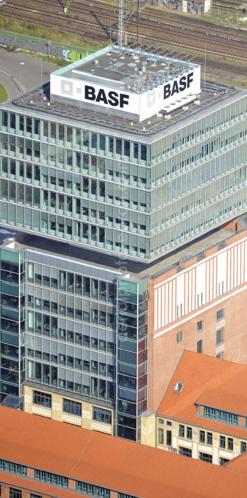 Aerial image Berlin - Friedrichshain - Blick auf die Oberbaumcity in Berlin-Friedrichshain. Auf dem Gelände der ehemligen Narva-Leuchtmittelfabrik befinden sich heute Wohn- und Geschäftsräume. Der Narva-Turm ist das älteste Berliner Hochhaus und wurde zwischen 1907 und 1912 errichtet. Eine Immobilie der HVB Immobilien AG. View to the Oberbaumcity in Berlin-Friedrichshain, at the former area of the Narva-illuminant company.