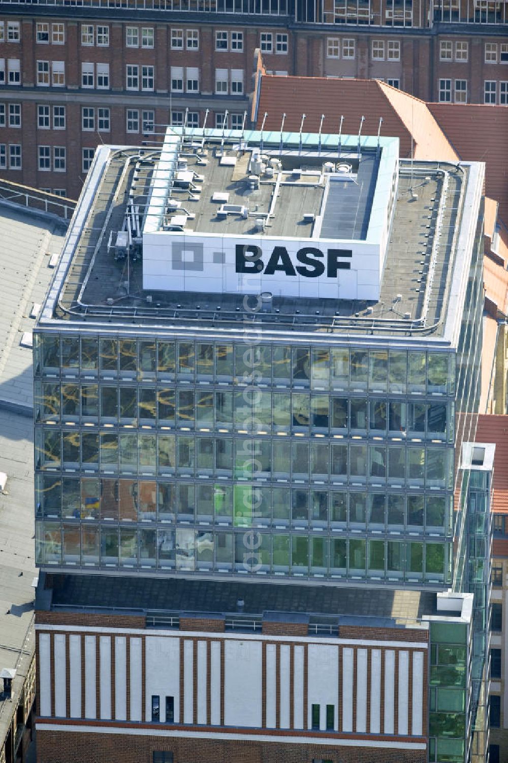 Aerial image Berlin - Friedrichshain - Blick auf die Oberbaumcity in Berlin-Friedrichshain. Auf dem Gelände der ehemligen Narva-Leuchtmittelfabrik befinden sich heute Wohn- und Geschäftsräume. Der Narva-Turm ist das älteste Berliner Hochhaus und wurde zwischen 1907 und 1912 errichtet. Eine Immobilie der HVB Immobilien AG. View to the Oberbaumcity in Berlin-Friedrichshain, at the former area of the Narva-illuminant company.