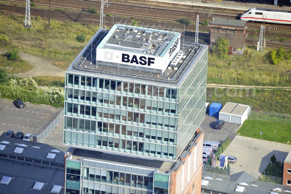 Berlin - Friedrichshain from above - Blick auf die Oberbaumcity in Berlin-Friedrichshain. Auf dem Gelände der ehemligen Narva-Leuchtmittelfabrik befinden sich heute Wohn- und Geschäftsräume. Der Narva-Turm ist das älteste Berliner Hochhaus und wurde zwischen 1907 und 1912 errichtet. Eine Immobilie der HVB Immobilien AG. View to the Oberbaumcity in Berlin-Friedrichshain, at the former area of the Narva-illuminant company.