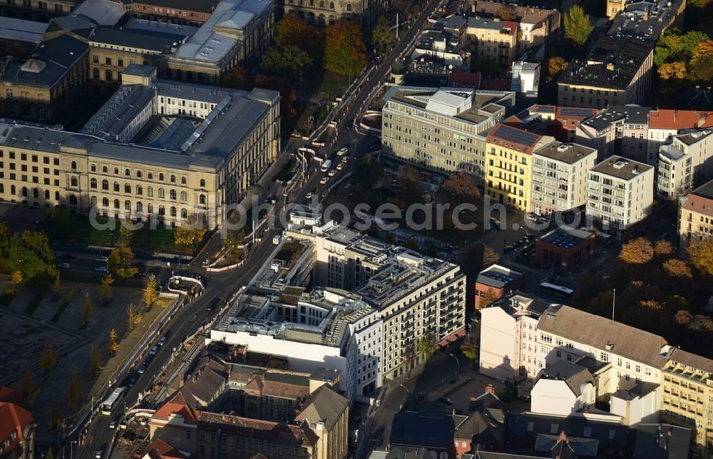 Aerial photograph Berlin OT Mitte - View of office and residential buildings at Platz vor dem Neuen Tor in the district of Mitte in Berlin