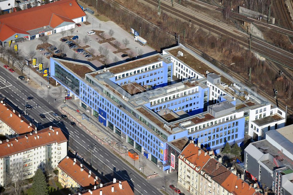 Aerial image München - View of a Business complex on Landsberger St. in Munich / Laim. It houses Peugeot Bayern, Fitness First and MyPlace SelfStorage, among others