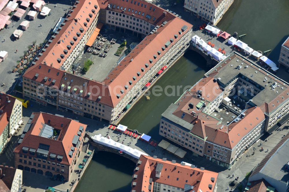 Aerial photograph Nürnberg - Business and shopping buildings on Pegnitz river in the historic town centre of Nuremberg in the state of Bavaria. The buildings with the large courtyards are located on Hauptmarkt market square and on Fleischbruecke bridge, on the river Pegnitz. The shopping street also includes cafes and restaurants