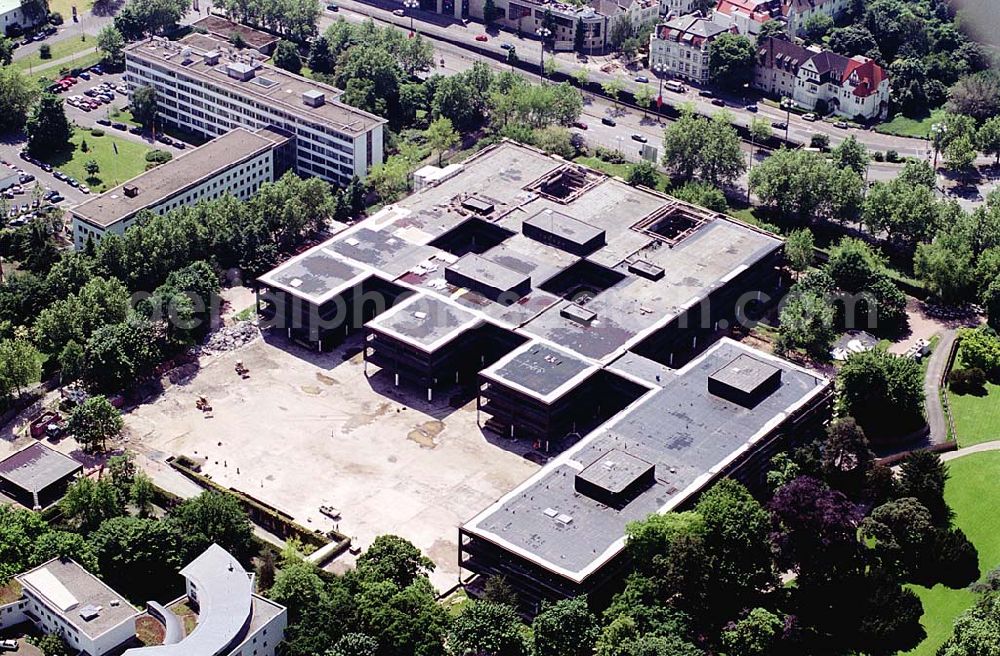 Bonn from above - Geschäftshaus- und Büroneubau am Stadtzentrum von Bonn. Datum: 26.05.03