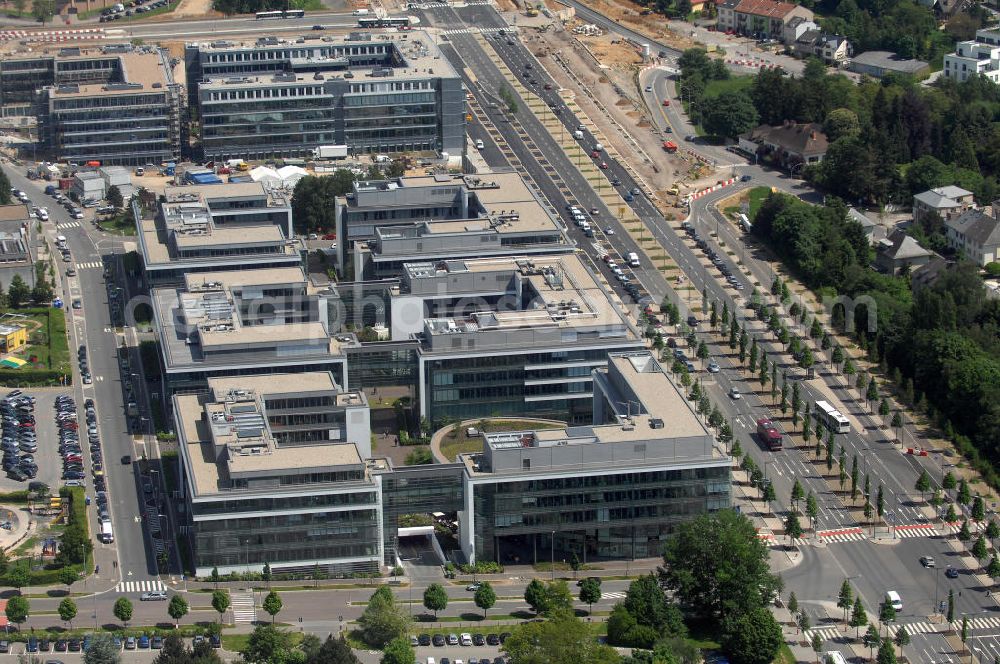 Luxemburg from above - Blick auf ein Geschäftshaus an der Rue Albert Borschette in Kirchberg, auch Europaviertel oder Europäisches Viertel genannt. Rechts verläuft die Avenue John Fitzgerald Kennedy.