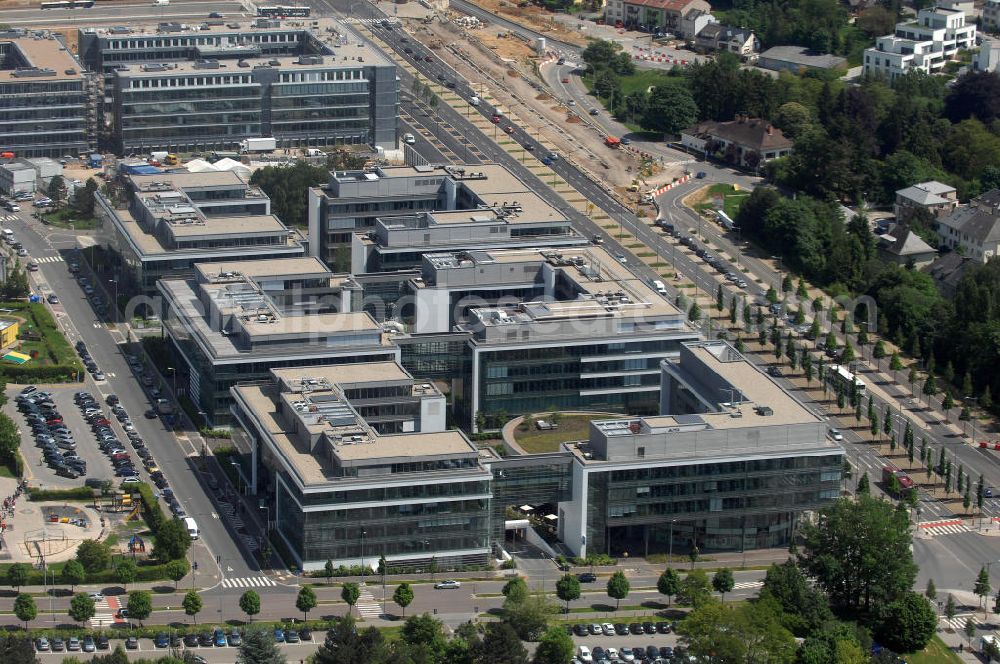 Luxemburg from the bird's eye view: Blick auf ein Geschäftshaus an der Rue Albert Borschette in Kirchberg, auch Europaviertel oder Europäisches Viertel genannt. Rechts verläuft die Avenue John Fitzgerald Kennedy.