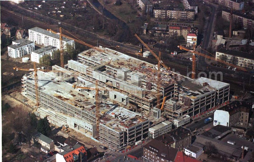 Berlin - Köpenick from the bird's eye view: Geschäftshausbau Forum Köpenick am S-Bahnhof Berlin - Köpenick