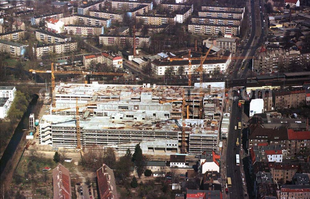 Berlin - Köpenick from the bird's eye view: Geschäftshausbau Forum Köpenick am S-Bahnhof Berlin - Köpenick