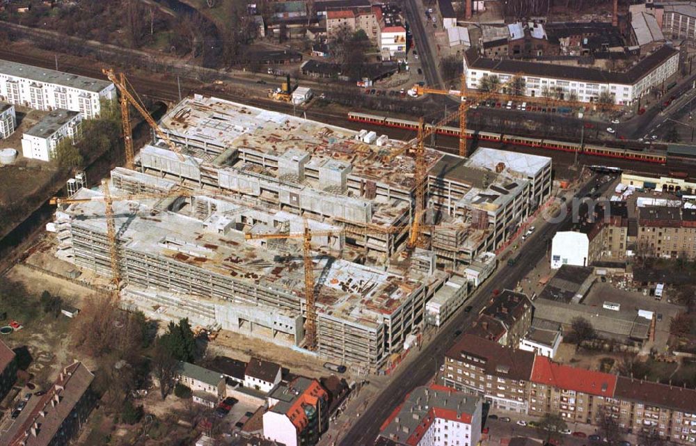 Berlin - Köpenick from the bird's eye view: Geschäftshausbau Forum Köpenick am S-Bahnhof Berlin - Köpenick