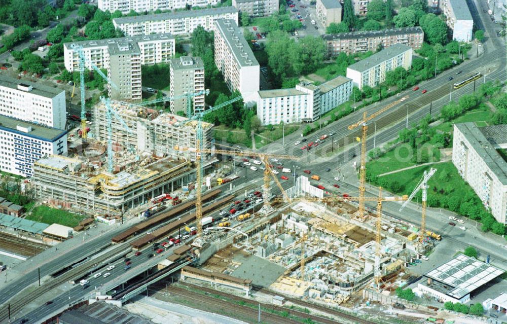 Aerial image Berlin-Lichtenberg - Geschäftshausbau Storkower Arkaden an der Storkower Straße / an der Landsberger Allee in Berlin-Friedrichshain.