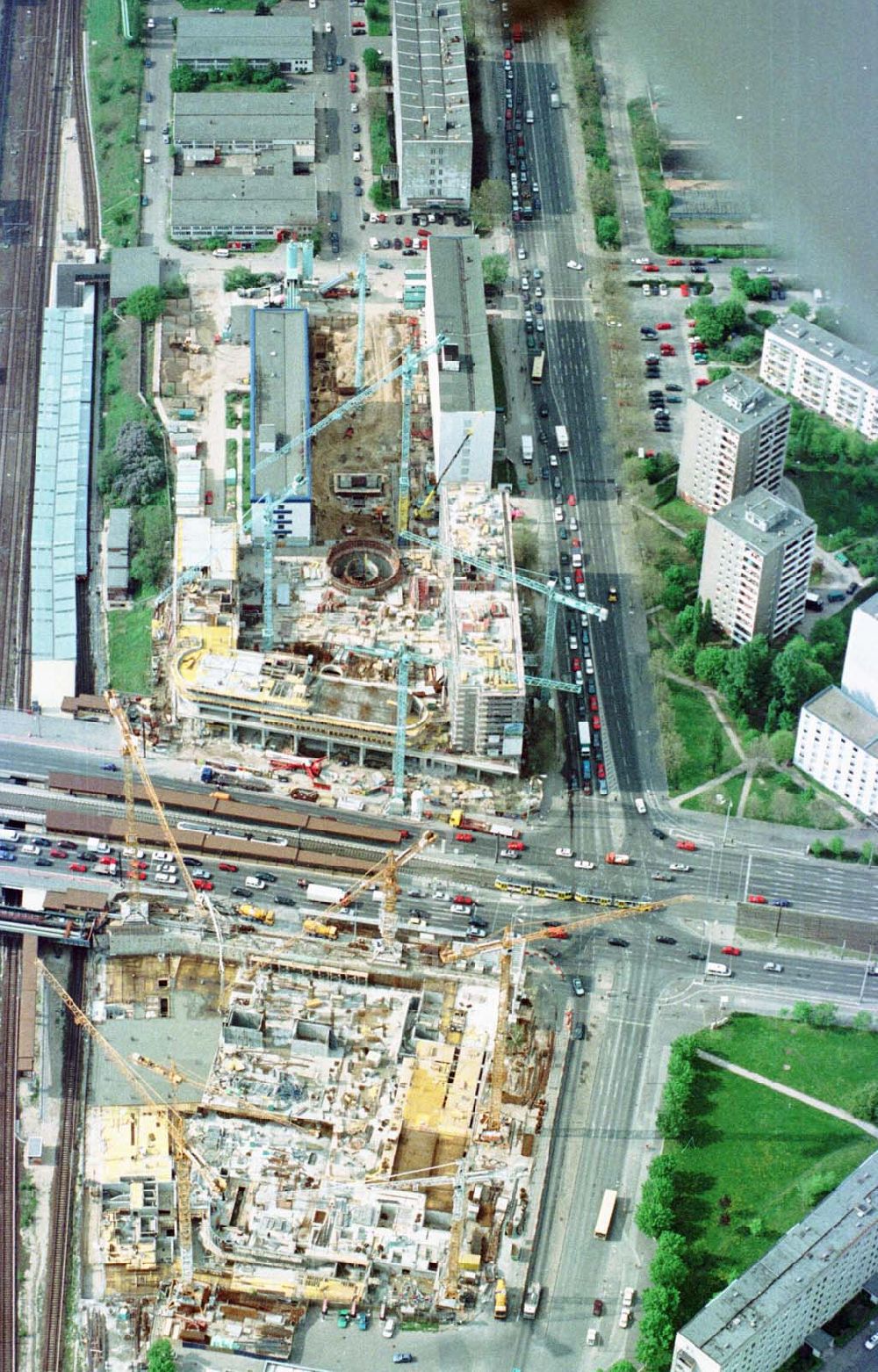 Berlin-Lichtenberg from the bird's eye view: Geschäftshausbau Storkower Arkaden an der Storkower Straße / an der Landsberger Allee in Berlin-Lichtenberg.