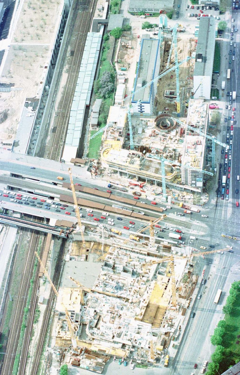 Aerial image Berlin-Lichtenberg - Geschäftshausbau Storkower Arkaden an der Storkower Straße / an der Landsberger Allee in Berlin-Lichtenberg.