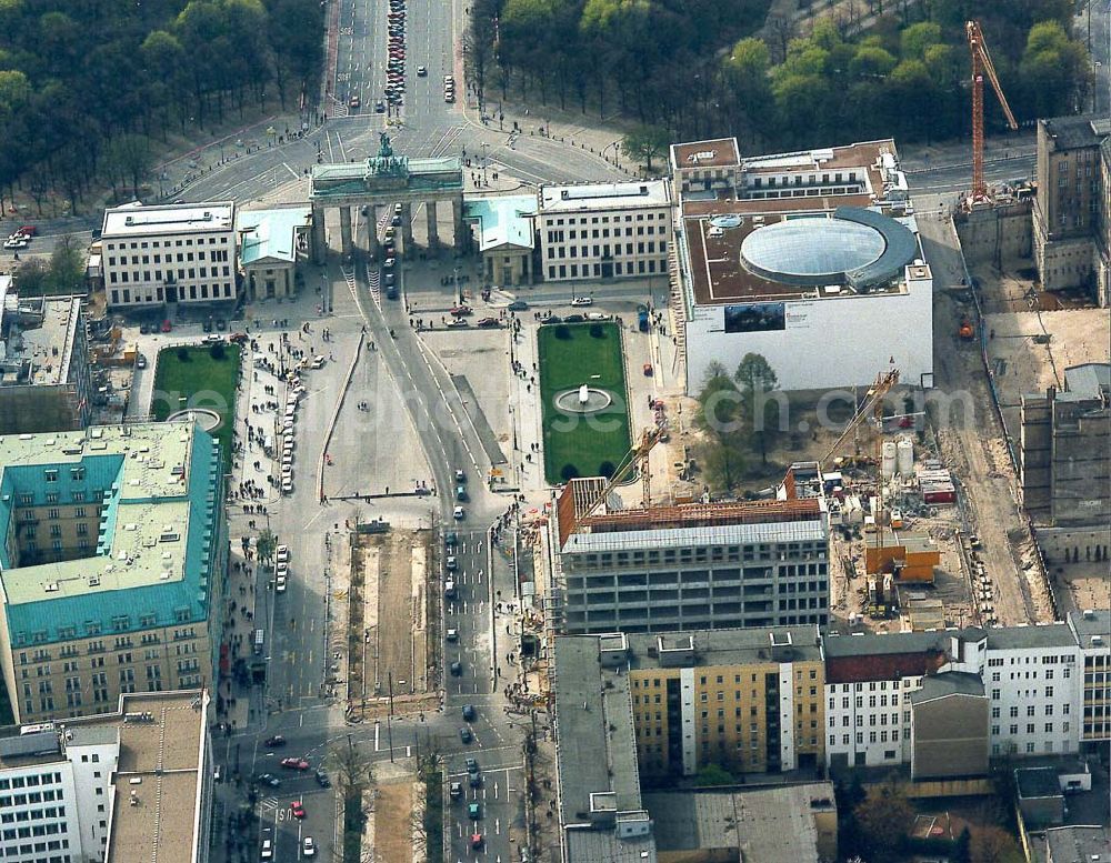 Aerial image Berlin - Geschäftshausbauten der Fa. City-Bauten Unter den Linden 78 am Brandenbuurger Tor