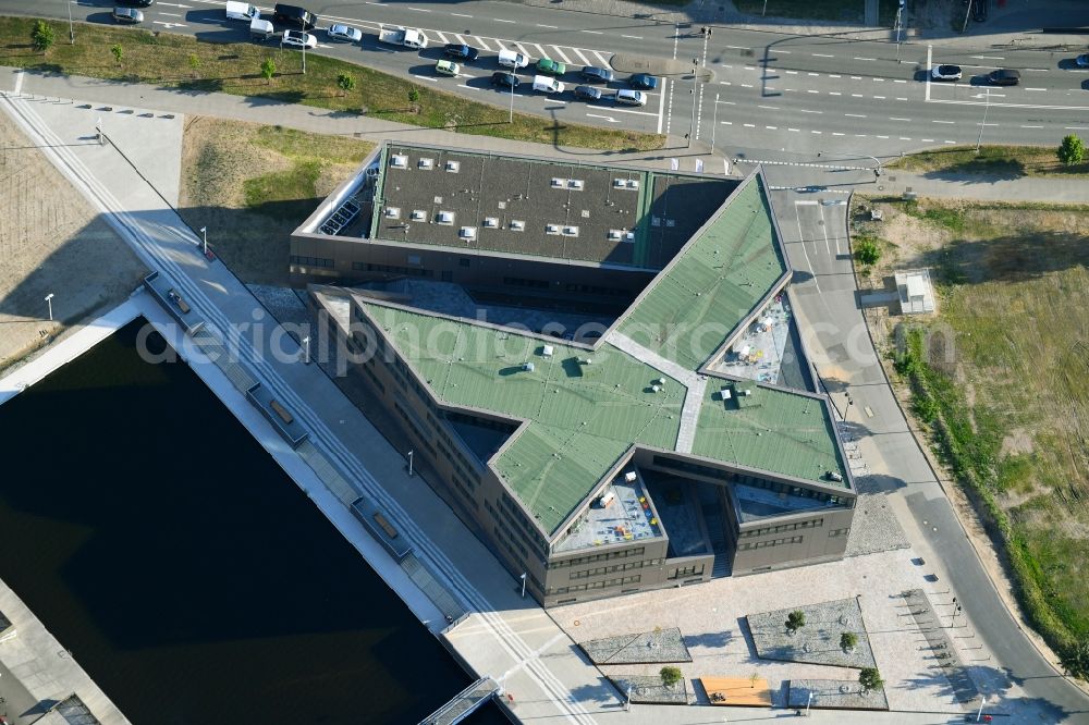 Aerial photograph Rostock - Construction site to build a new office and commercial building of Centogene AG Am Strande on Holzhalbinsel in Rostock in the state Mecklenburg - Western Pomerania, Germany