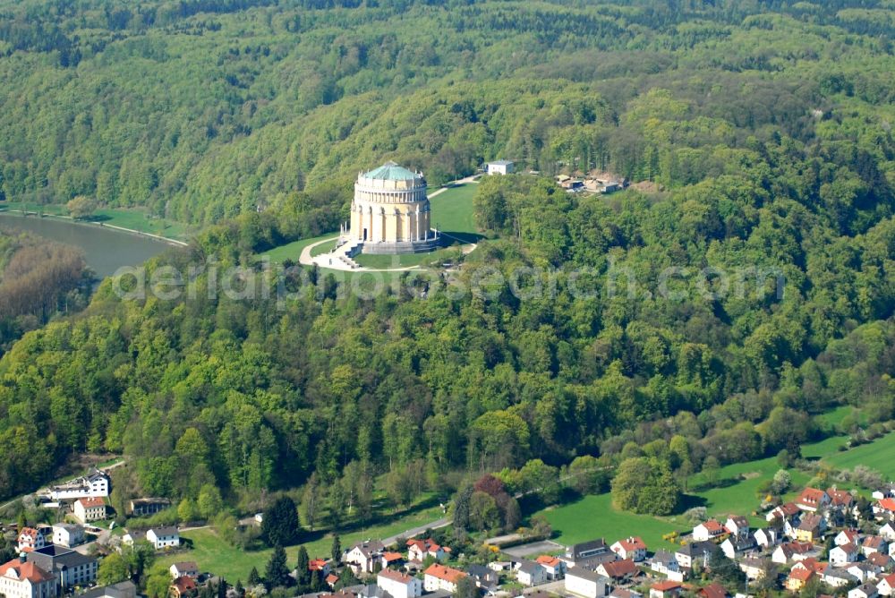 Aerial photograph Kelheim - Tourist attraction of the historic monument Befreiungshalle Kelheim in the district Hohenpfahl in Kelheim in the state Bavaria, Germany