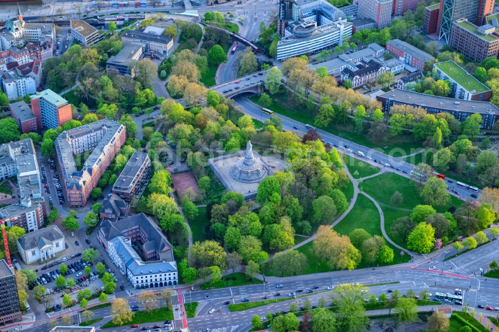 Hamburg from the bird's eye view: Construction site Tourist attraction of the historic monument Bismarck-Denkmal in the Alter Elbpark in the district Sankt Pauli in Hamburg, Germany