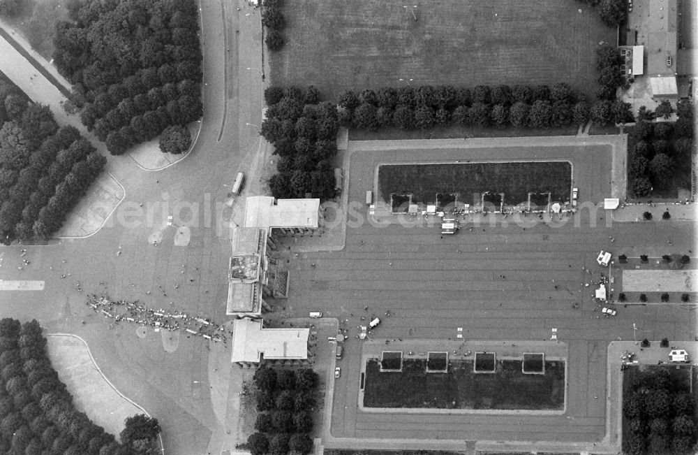 Aerial photograph Berlin - Tourist attraction of the historic monument Brandenburger Tor on Pariser Platz in the district Mitte in Berlin, Germany