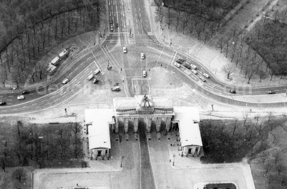 Berlin from above - Tourist attraction of the historic monument Brandenburger Tor on Pariser Platz - Unter den Linden in the district Mitte in Berlin, Germany