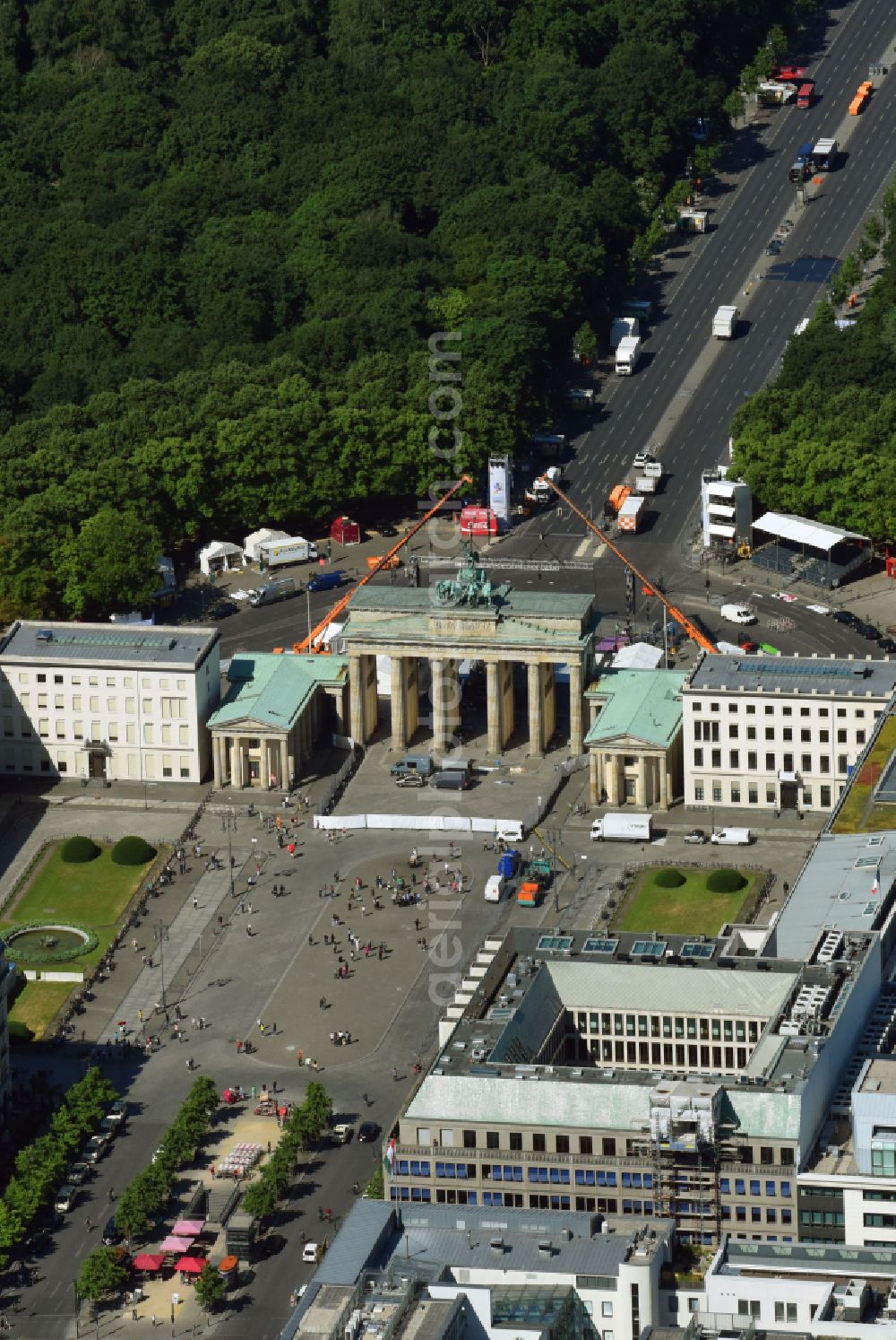 Berlin from the bird's eye view: Tourist attraction of the historic monument Brandenburger Tor on Pariser Platz - Unter den Linden in the district Mitte in Berlin, Germany