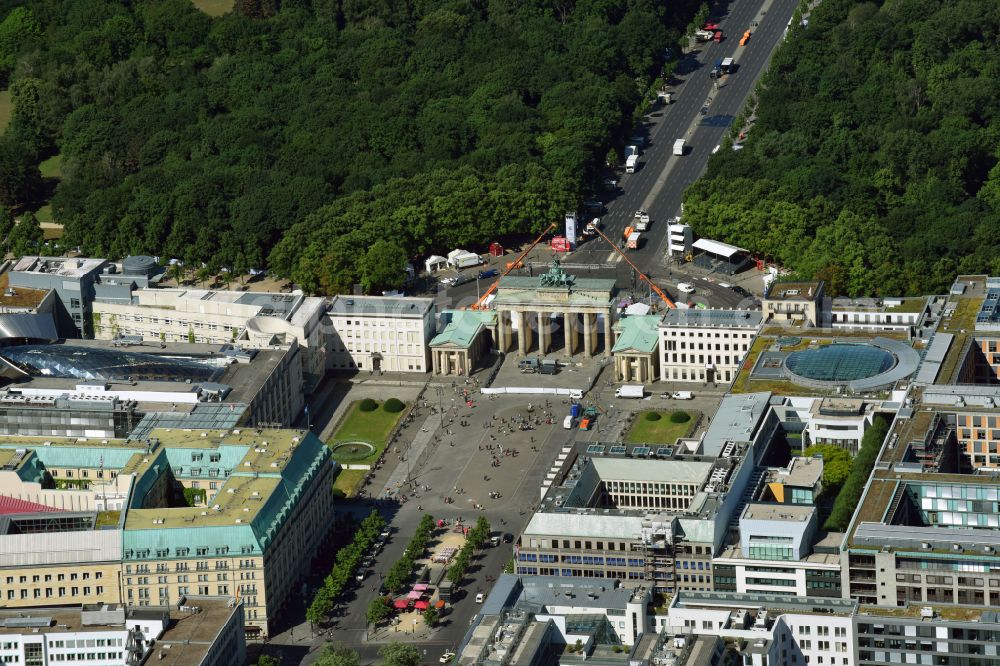 Aerial image Berlin - Tourist attraction of the historic monument Brandenburger Tor on Pariser Platz - Unter den Linden in the district Mitte in Berlin, Germany