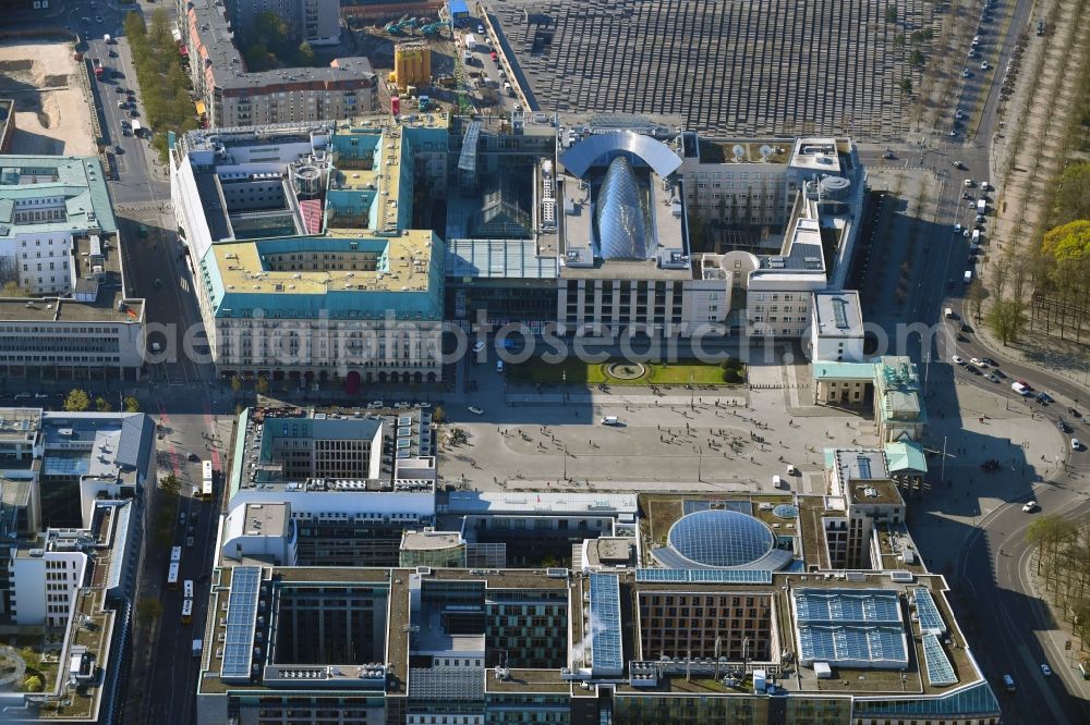 Aerial photograph Berlin - Tourist attraction of the historic monument Brandenburger Tor on Pariser Platz - Unter den Linden in the district Mitte in Berlin, Germany