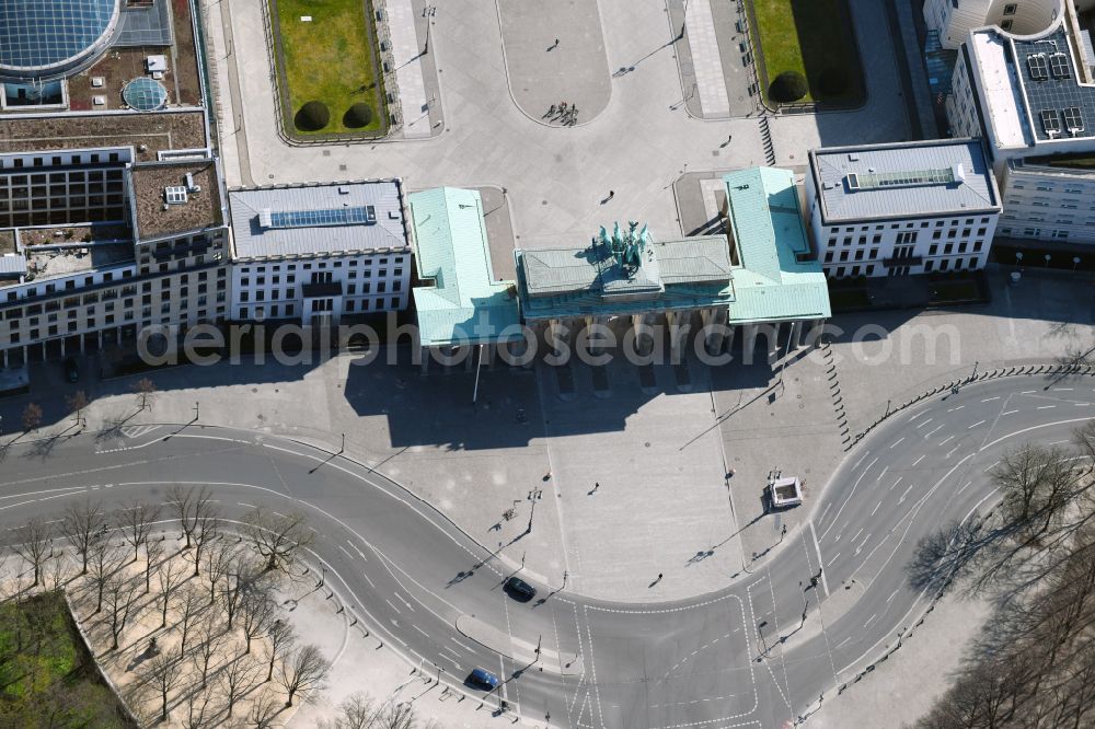 Aerial photograph Berlin - Tourist attraction of the historic monument Brandenburger Tor on Pariser Platz - Unter den Linden in the district Mitte in Berlin, Germany