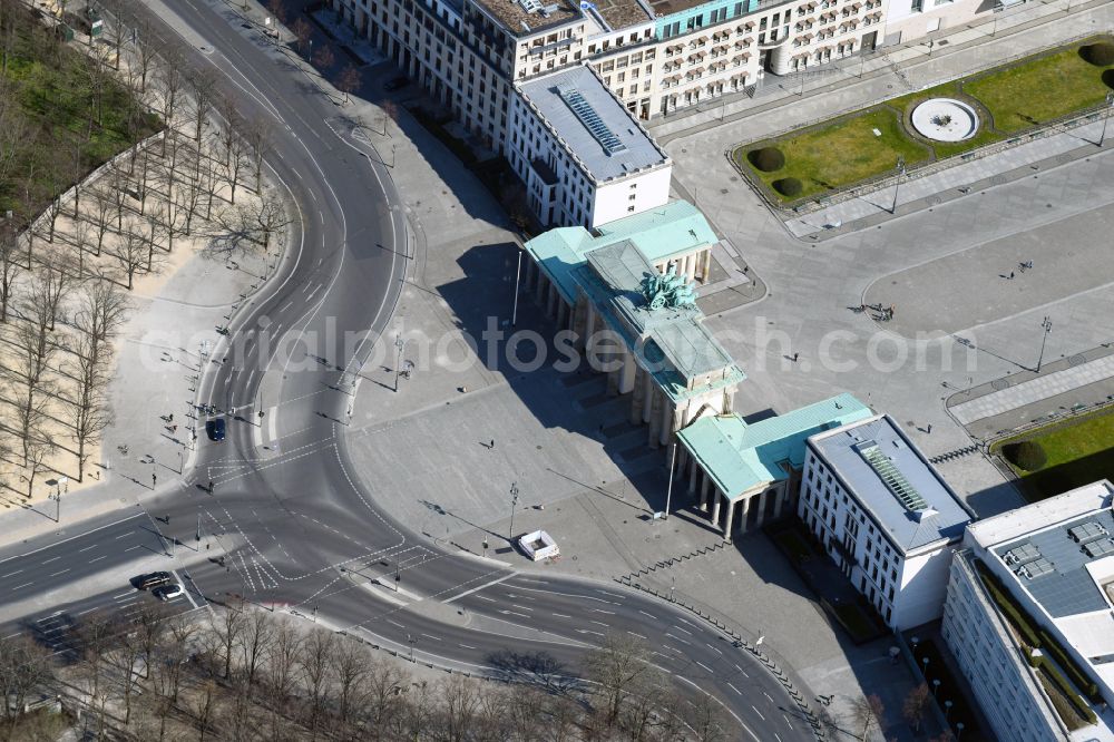 Berlin from the bird's eye view: Tourist attraction of the historic monument Brandenburger Tor on Pariser Platz - Unter den Linden in the district Mitte in Berlin, Germany