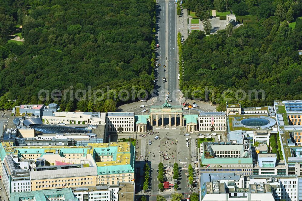 Aerial image Berlin - Tourist attraction of the historic monument Brandenburger Tor on Pariser Platz - Unter den Linden in the district Mitte in Berlin, Germany