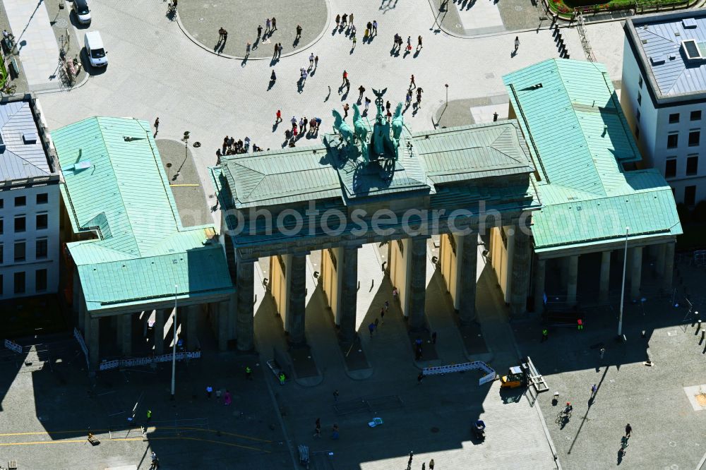 Berlin from above - Tourist attraction of the historic monument Brandenburger Tor on Pariser Platz - Unter den Linden in the district Mitte in Berlin, Germany