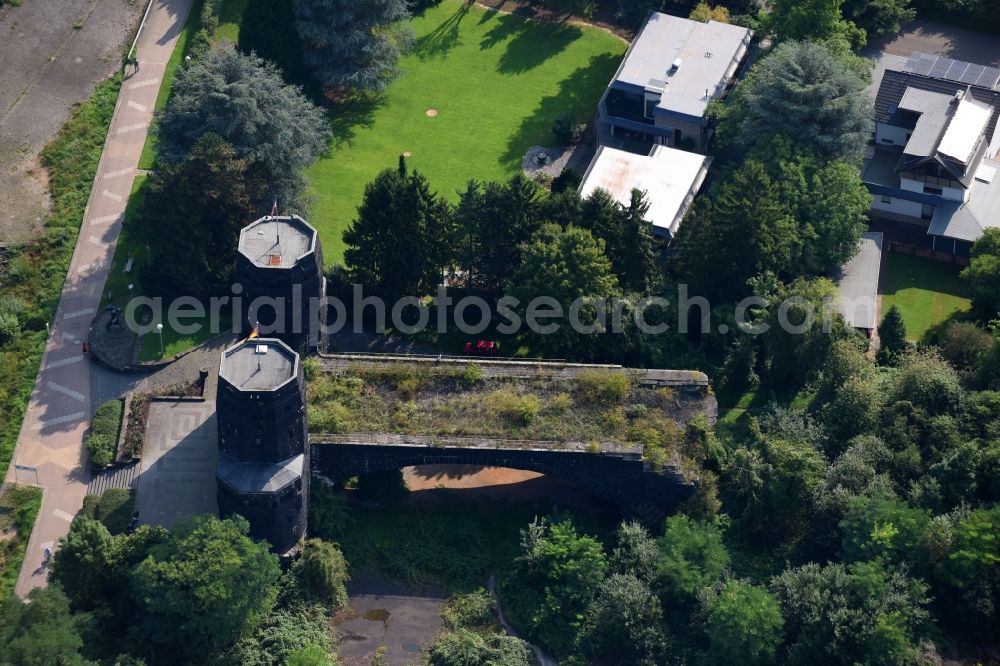 Remagen from the bird's eye view: Tourist attraction of the historic monument Bruecke von Remagen An of Alten Rheinbruecke on Rheinpromenade in Remagen in the state Rhineland-Palatinate, Germany