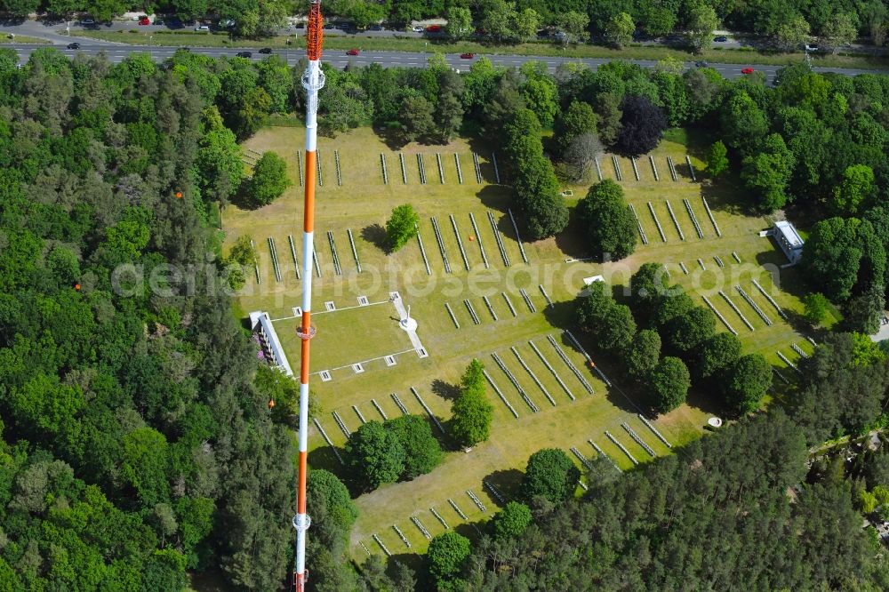 Berlin from the bird's eye view: Tourist attraction of the historic monument Britischer Soldatenfriedhof on Heerstrasse in the district Westend in Berlin, Germany