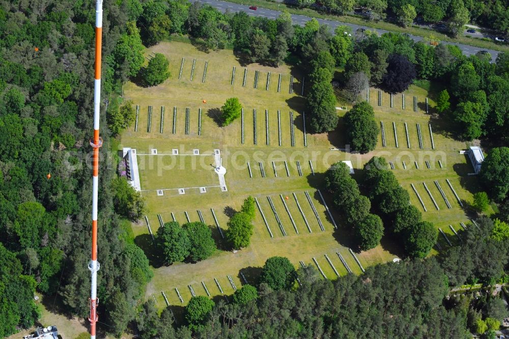 Aerial image Berlin - Tourist attraction of the historic monument Britischer Soldatenfriedhof on Heerstrasse in the district Westend in Berlin, Germany