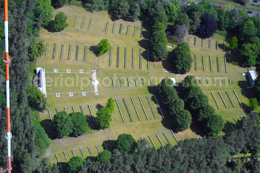 Aerial photograph Berlin - Tourist attraction of the historic monument Britischer Soldatenfriedhof on Heerstrasse in the district Westend in Berlin, Germany