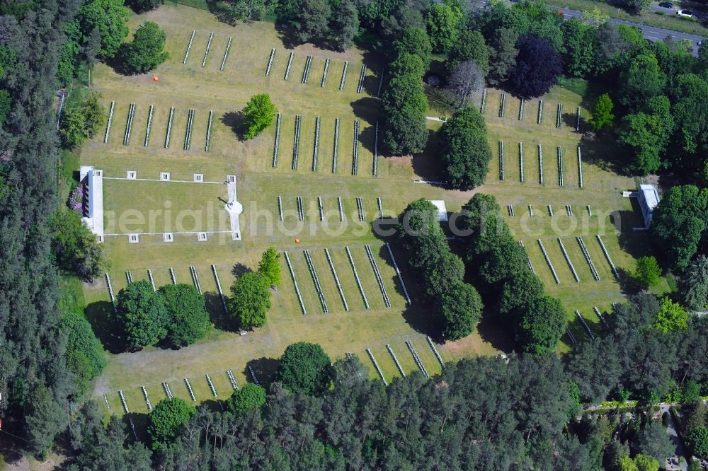 Berlin from above - Tourist attraction of the historic monument Britischer Soldatenfriedhof on Heerstrasse in the district Westend in Berlin, Germany