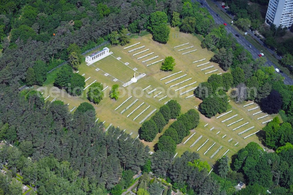 Berlin from the bird's eye view: Tourist attraction of the historic monument Britischer Soldatenfriedhof on Heerstrasse in the district Westend in Berlin, Germany