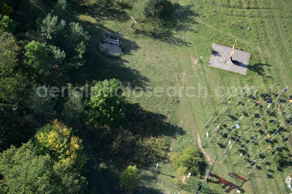 Aerial photograph Henneberg - Tourist attraction of the historic monument auf dem ehemaligen Mauerstreifen der ehemaligen Staatsgrenze DDR - BRB in Henneberg in the state Thuringia