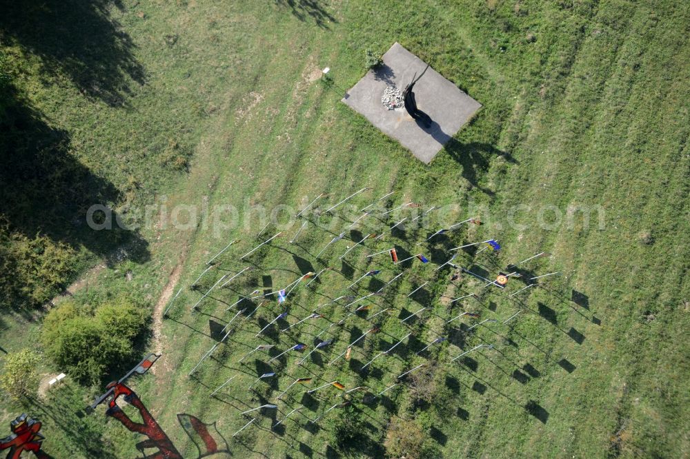 Aerial image Henneberg - Tourist attraction of the historic monument auf dem ehemaligen Mauerstreifen der ehemaligen Staatsgrenze DDR - BRB in Henneberg in the state Thuringia