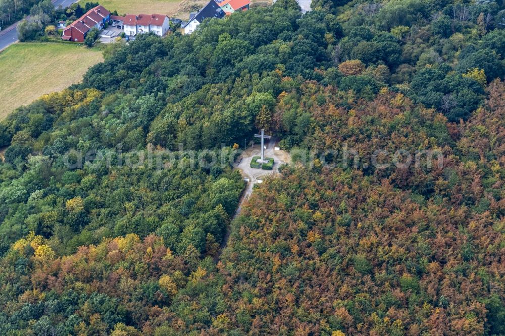 Aerial image Menden (Sauerland) - Tourist attraction of the historic monument Galbusch Kreuz in Gedenken on Gefallene and Gefongene of beiden Weltkriege in Menden (Sauerland) in the state North Rhine-Westphalia, Germany