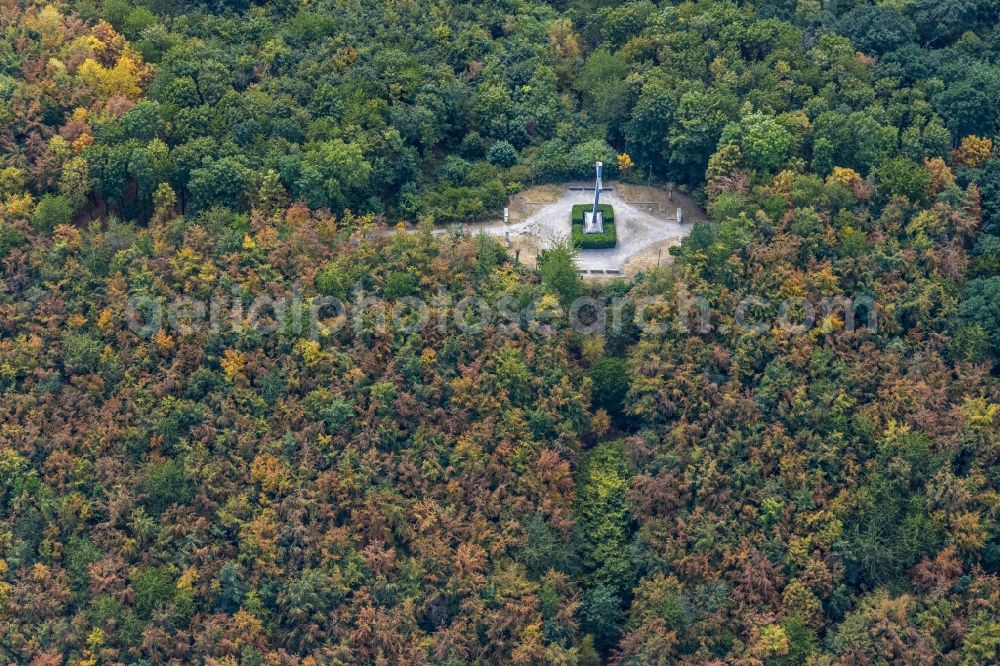 Aerial photograph Menden (Sauerland) - Tourist attraction of the historic monument Galbusch Kreuz in Gedenken on Gefallene and Gefongene of beiden Weltkriege in Menden (Sauerland) in the state North Rhine-Westphalia, Germany