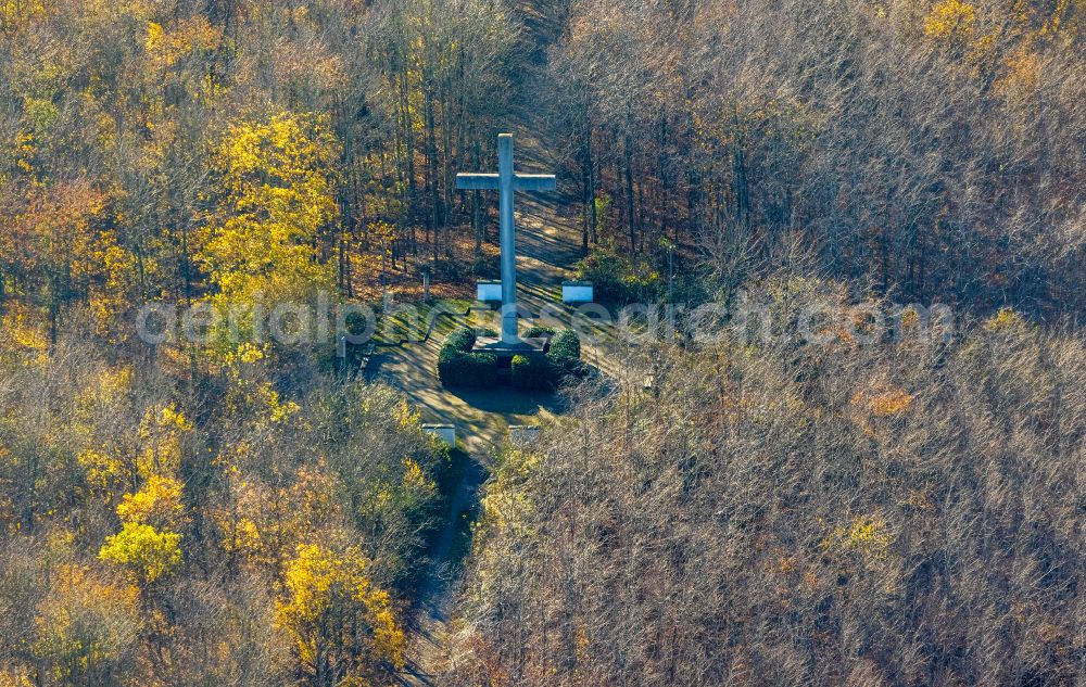 Aerial photograph Menden (Sauerland) - Tourist attraction of the historic monument Galbusch Kreuz in Gedenken on Gefallene and Gefongene of beiden Weltkriege in Menden (Sauerland) in the state North Rhine-Westphalia, Germany