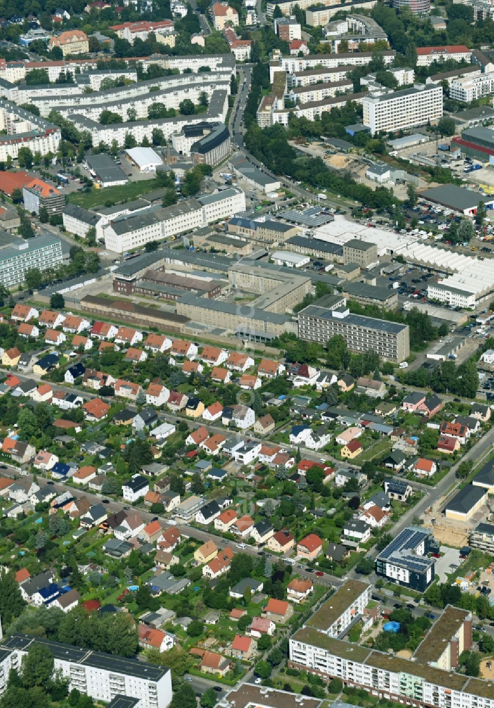 Aerial image Berlin - Tourist attraction of the historic monument Gedenkstaette Berlin-Hohenschoenhausen Genslerstrasse in the district Alt-Hohenschoenhausen in Berlin