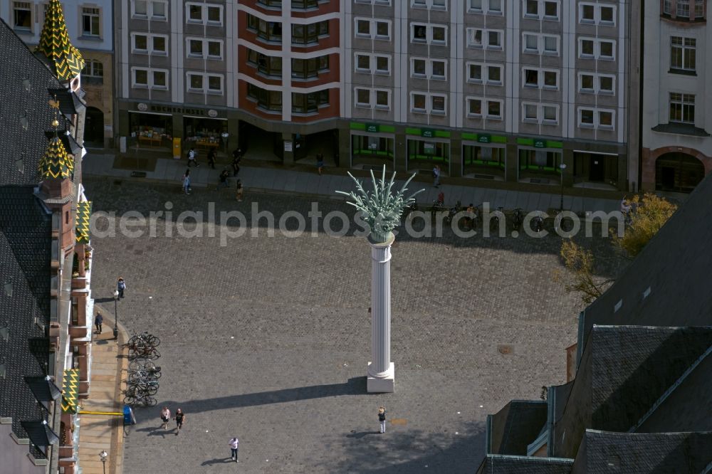 Aerial image Leipzig - Tourist attraction of the historic monument Gedenksaeule in Nikolaikirchhof in the district Zentrum in Leipzig in the state Saxony, Germany