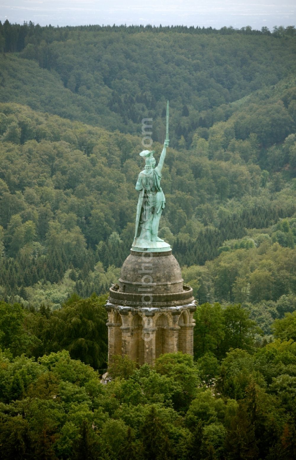 Aerial photograph Detmold - Tourist attraction of the historic monument Hermannsdenkmal on forest Teuteburger Wald in Detmold in the state North Rhine-Westphalia