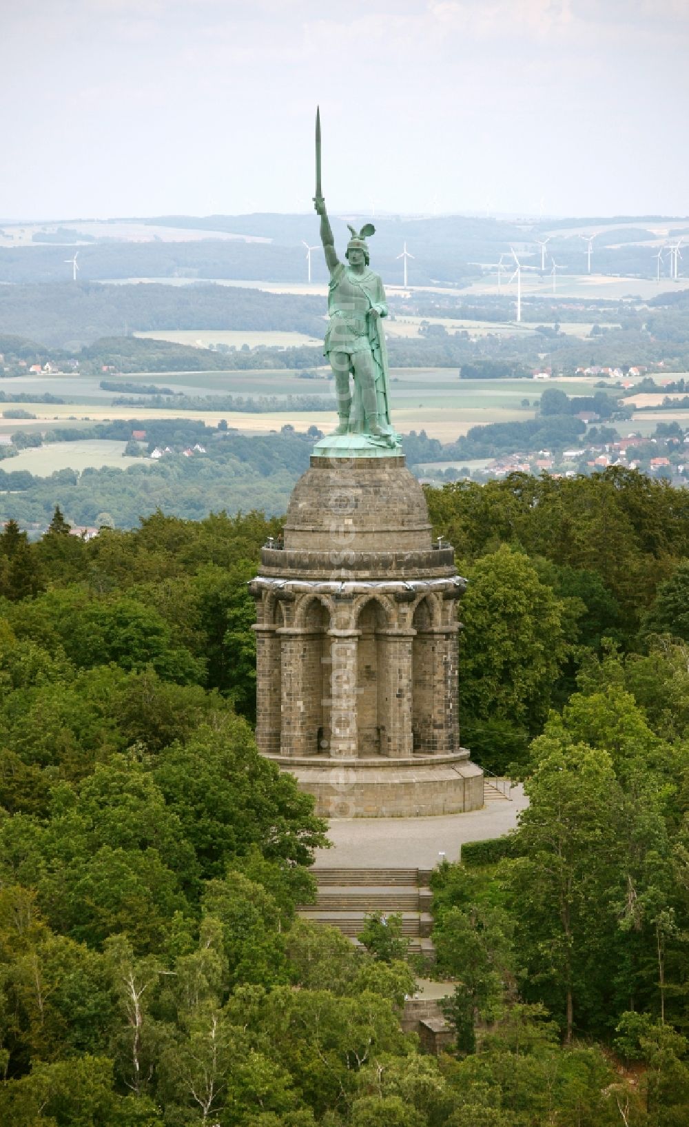 Detmold from the bird's eye view: Tourist attraction of the historic monument Hermannsdenkmal on forest Teuteburger Wald in Detmold in the state North Rhine-Westphalia