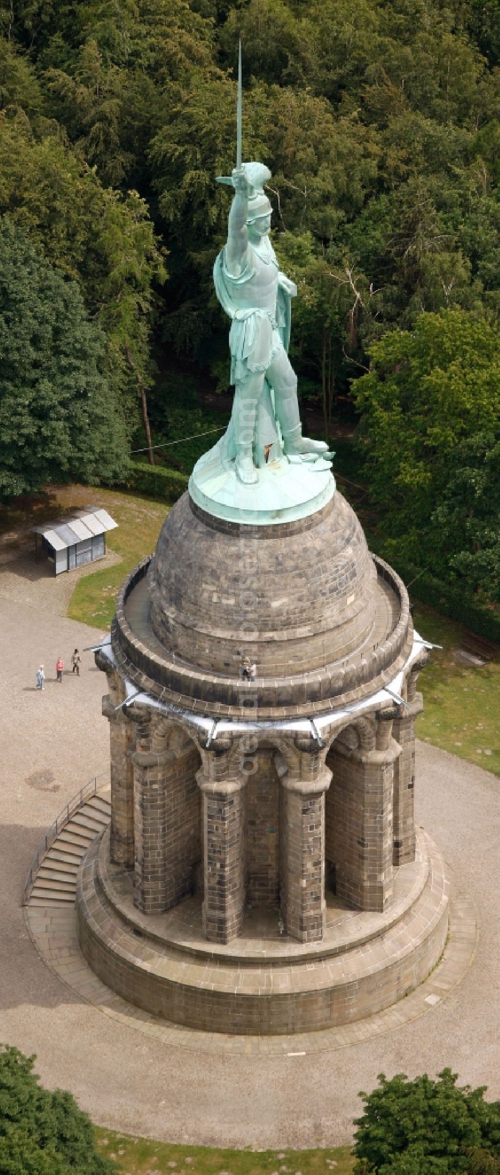 Aerial photograph Detmold - Tourist attraction of the historic monument Hermannsdenkmal on forest Teuteburger Wald in Detmold in the state North Rhine-Westphalia