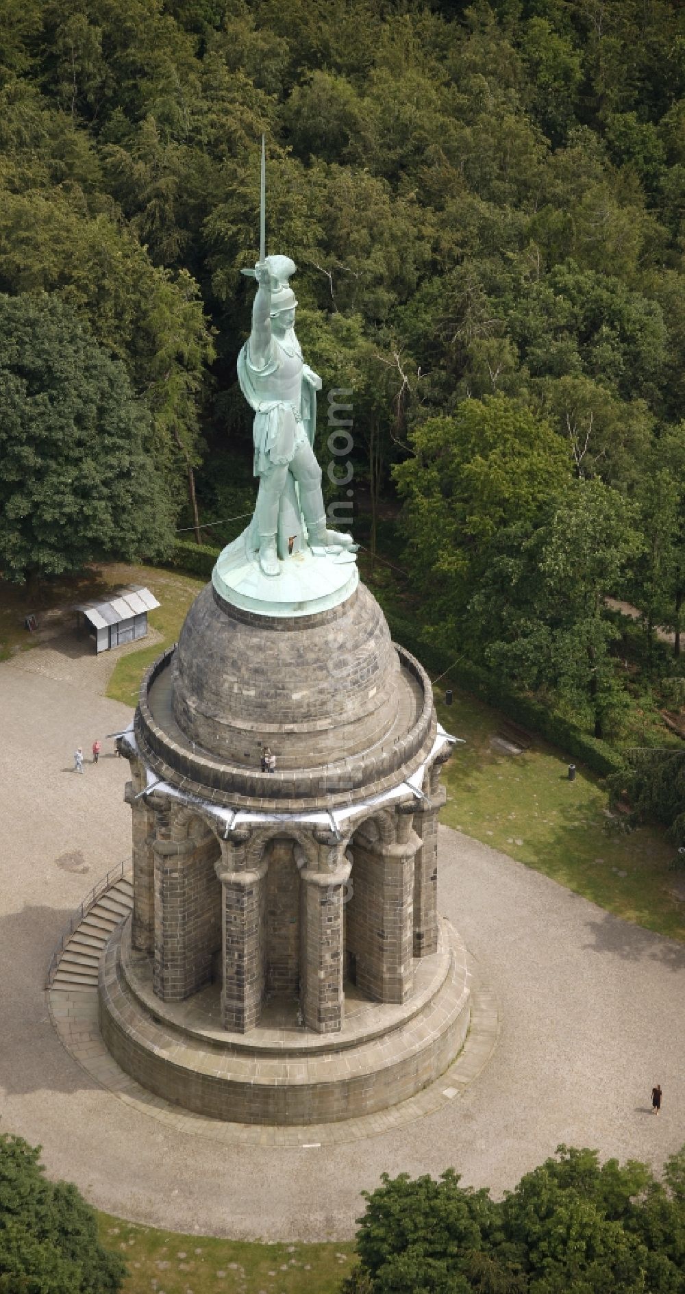 Detmold from the bird's eye view: Tourist attraction of the historic monument Hermannsdenkmal on forest Teuteburger Wald in Detmold in the state North Rhine-Westphalia