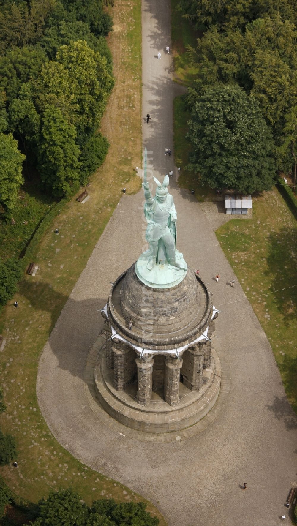 Aerial image Detmold - Tourist attraction of the historic monument Hermannsdenkmal on forest Teuteburger Wald in Detmold in the state North Rhine-Westphalia