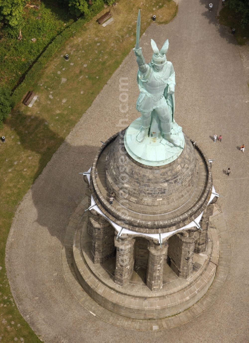 Aerial photograph Detmold - Tourist attraction of the historic monument Hermannsdenkmal on forest Teuteburger Wald in Detmold in the state North Rhine-Westphalia