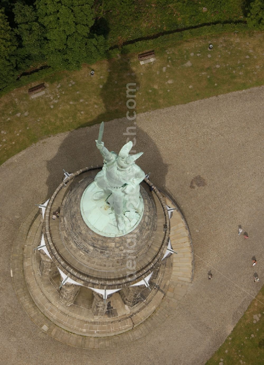 Detmold from the bird's eye view: Tourist attraction of the historic monument Hermannsdenkmal on forest Teuteburger Wald in Detmold in the state North Rhine-Westphalia